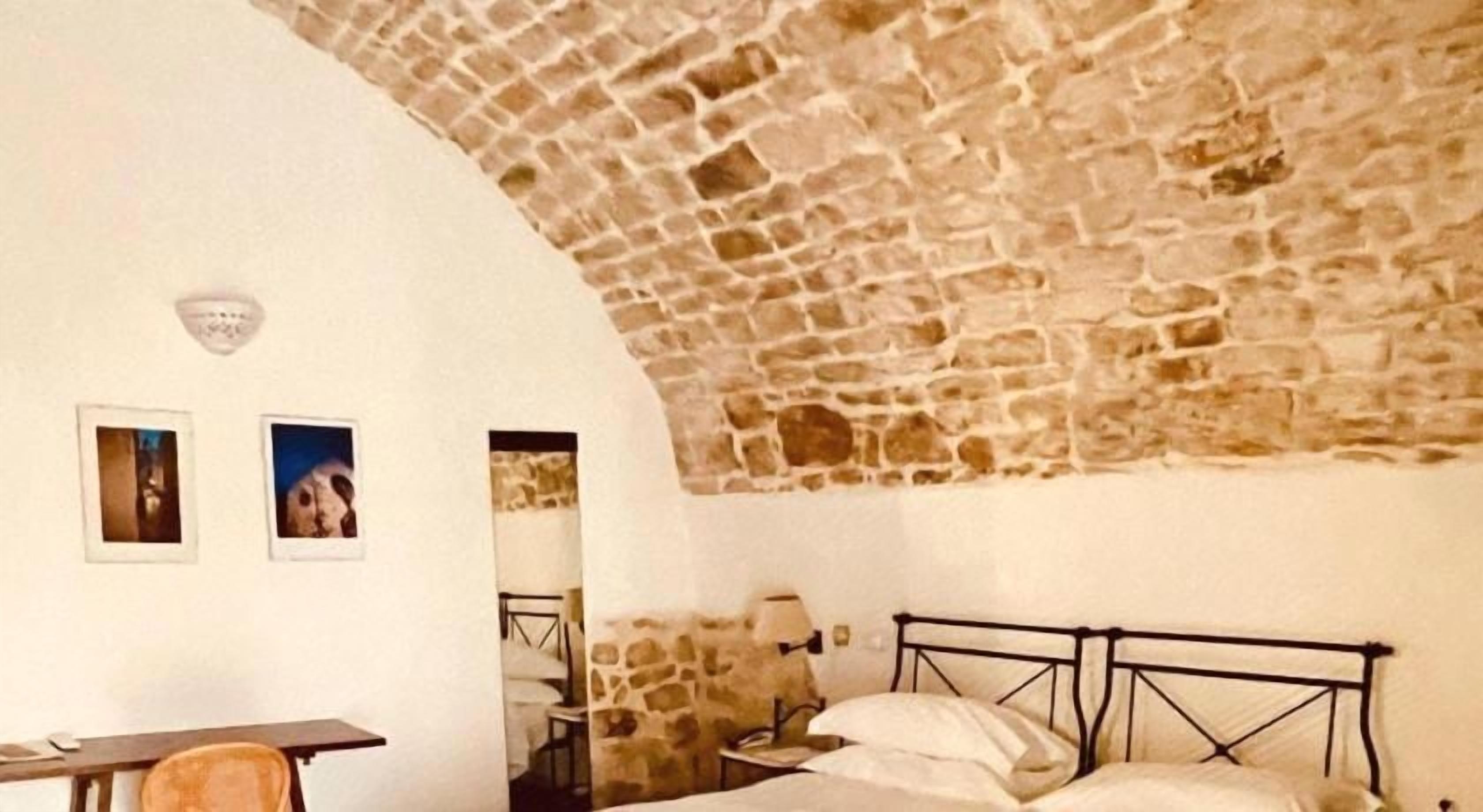 Minibar, coffres-forts dans les chambres, bureau, rideaux occultants