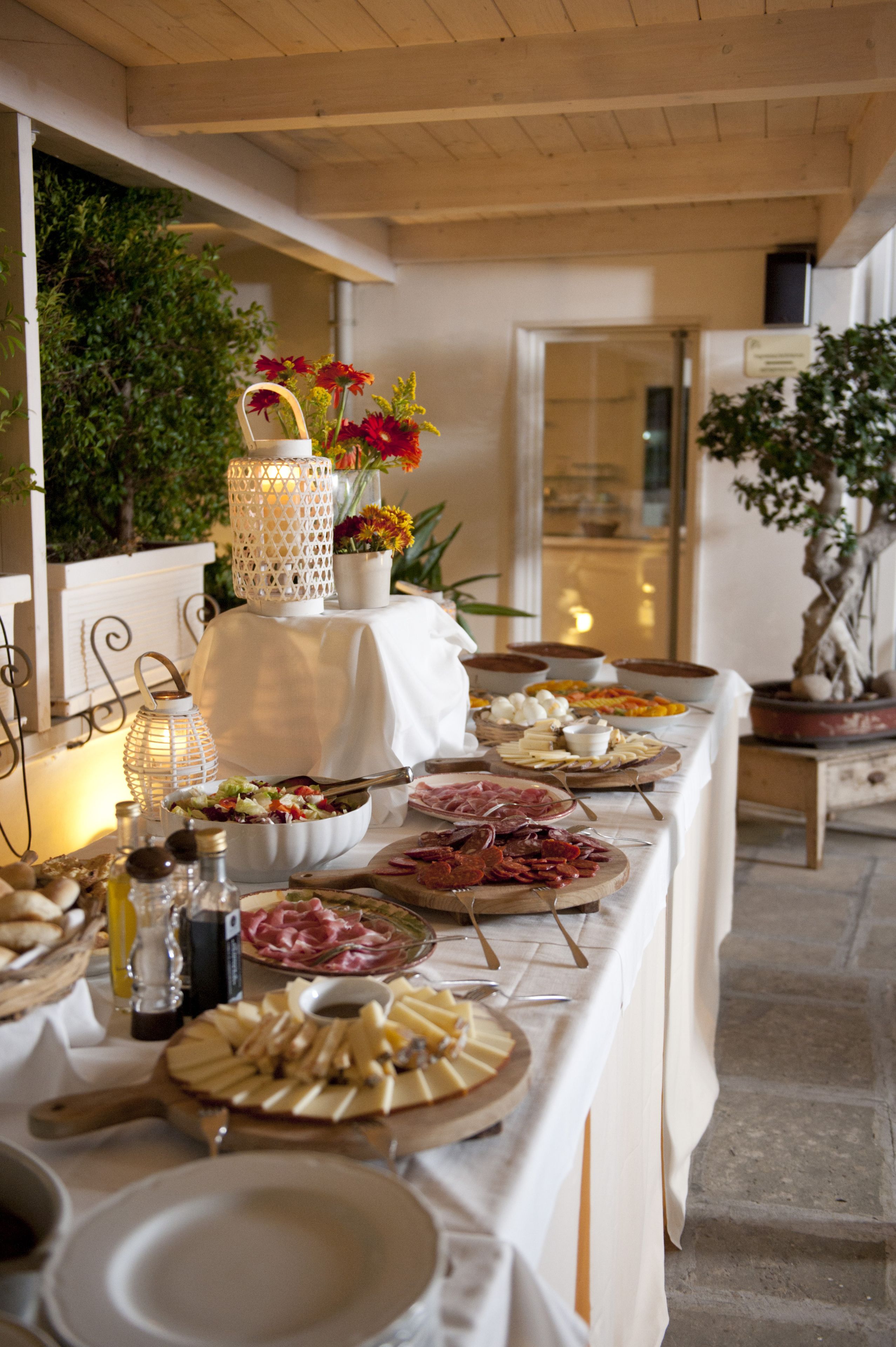 Een buffet met diverse gerechten en een decoratieve lantaarn.