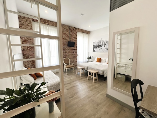 Triple Room | In-room safe, desk, laptop workspace, free cribs/infant beds - Hostal San Lorenzo (Madrid)