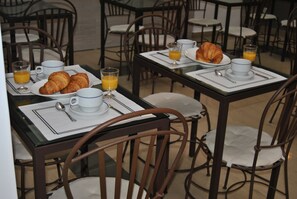 Daily buffet breakfast for a fee - Hostal San Lorenzo (Madrid)