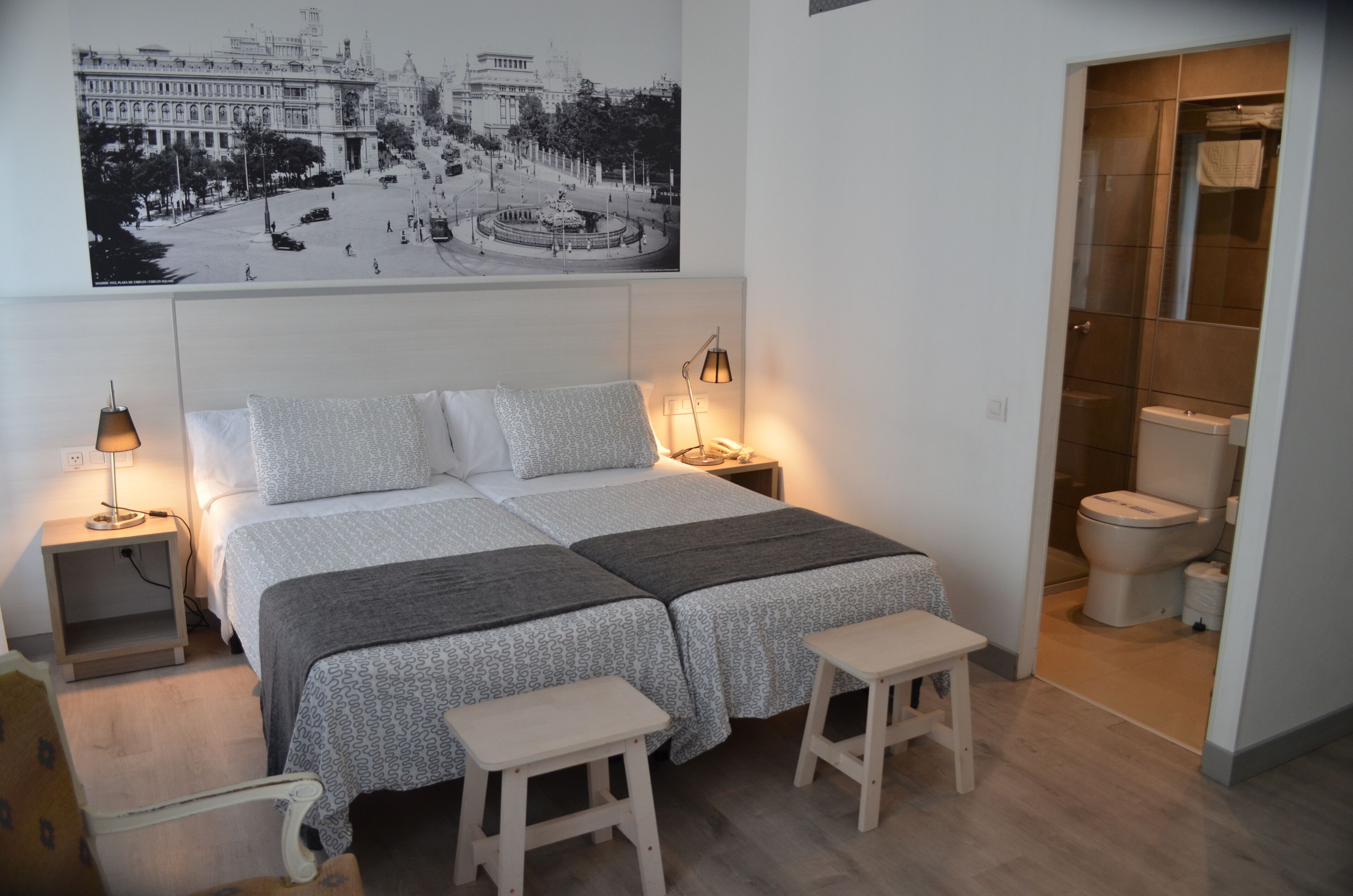 Quarto casal superior (Exterior) | Cofres nos quartos, escrivaninha, espaço de trabalho para notebook