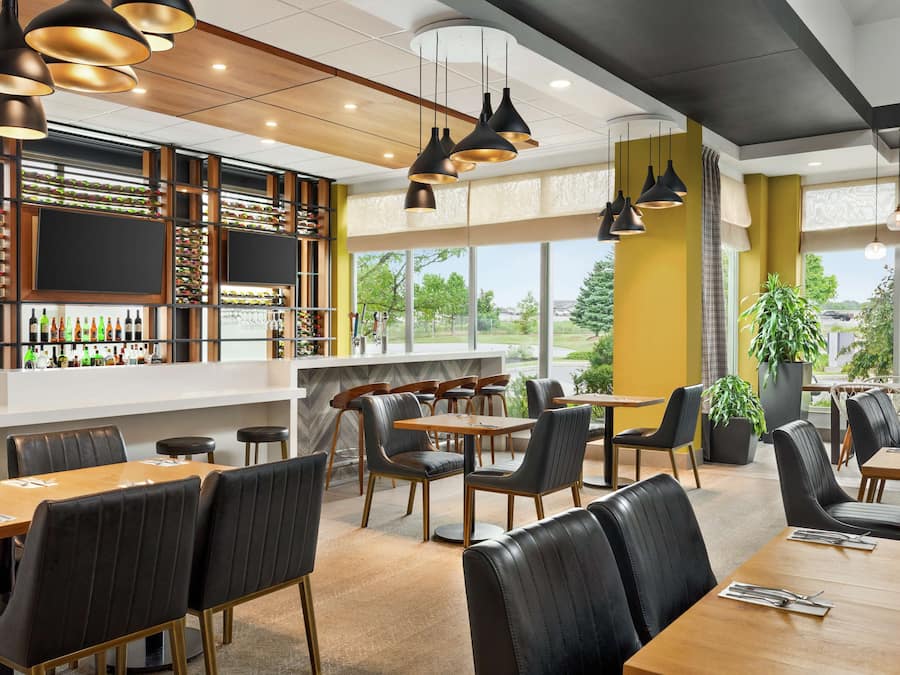 Serverer frokost og middag