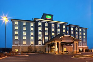 A multi-story hotel with a prominent sign for the Courtyard by Marriott. - Courtyard by Marriott London (London)