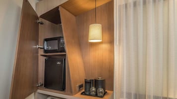 Biancheria da letto ipoallergenica, una scrivania, postazione laptop