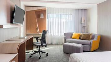 Camera, 1 letto king con divano letto | Biancheria da letto ipoallergenica, una scrivania, postazione laptop