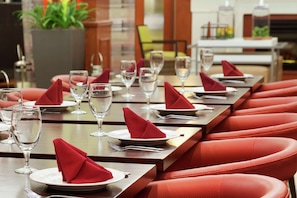 Breakfast and dinner served - Hilton Garden Inn Houston/The Woodlands (The Woodlands)