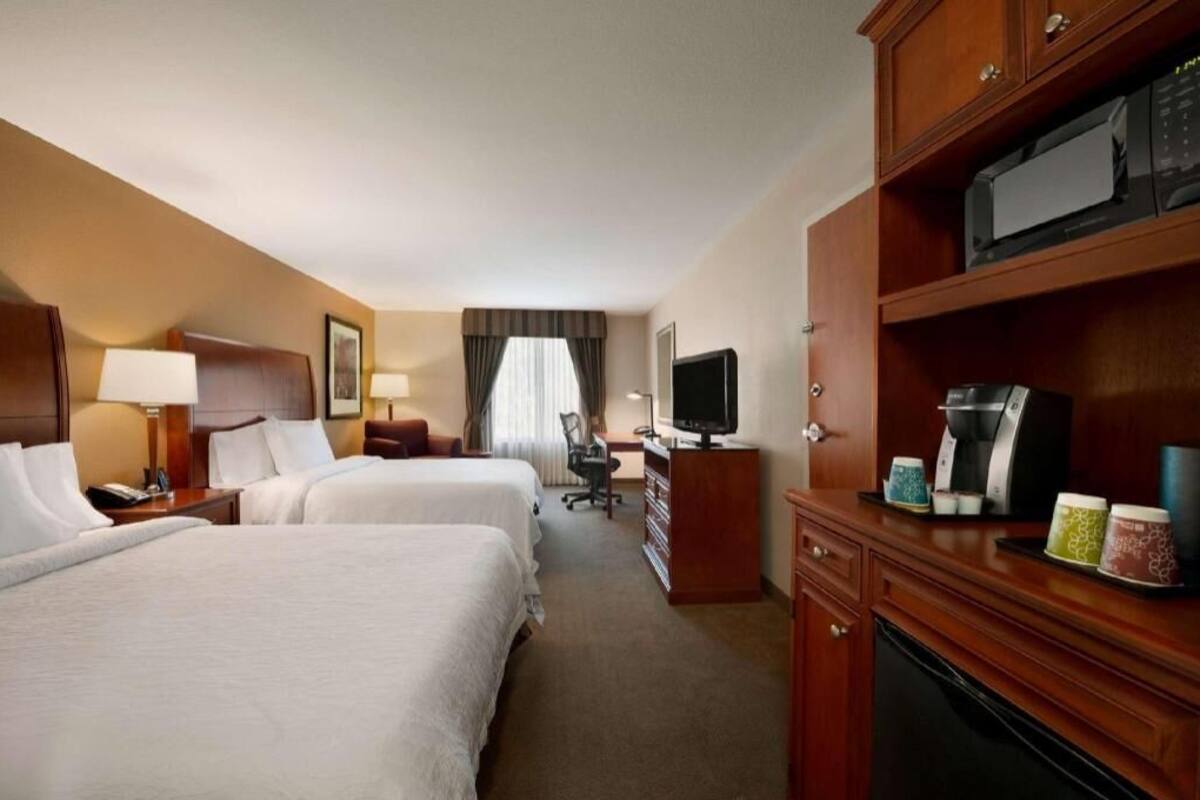 Hypo-allergenic bedding, in-room safe, desk, laptop workspace