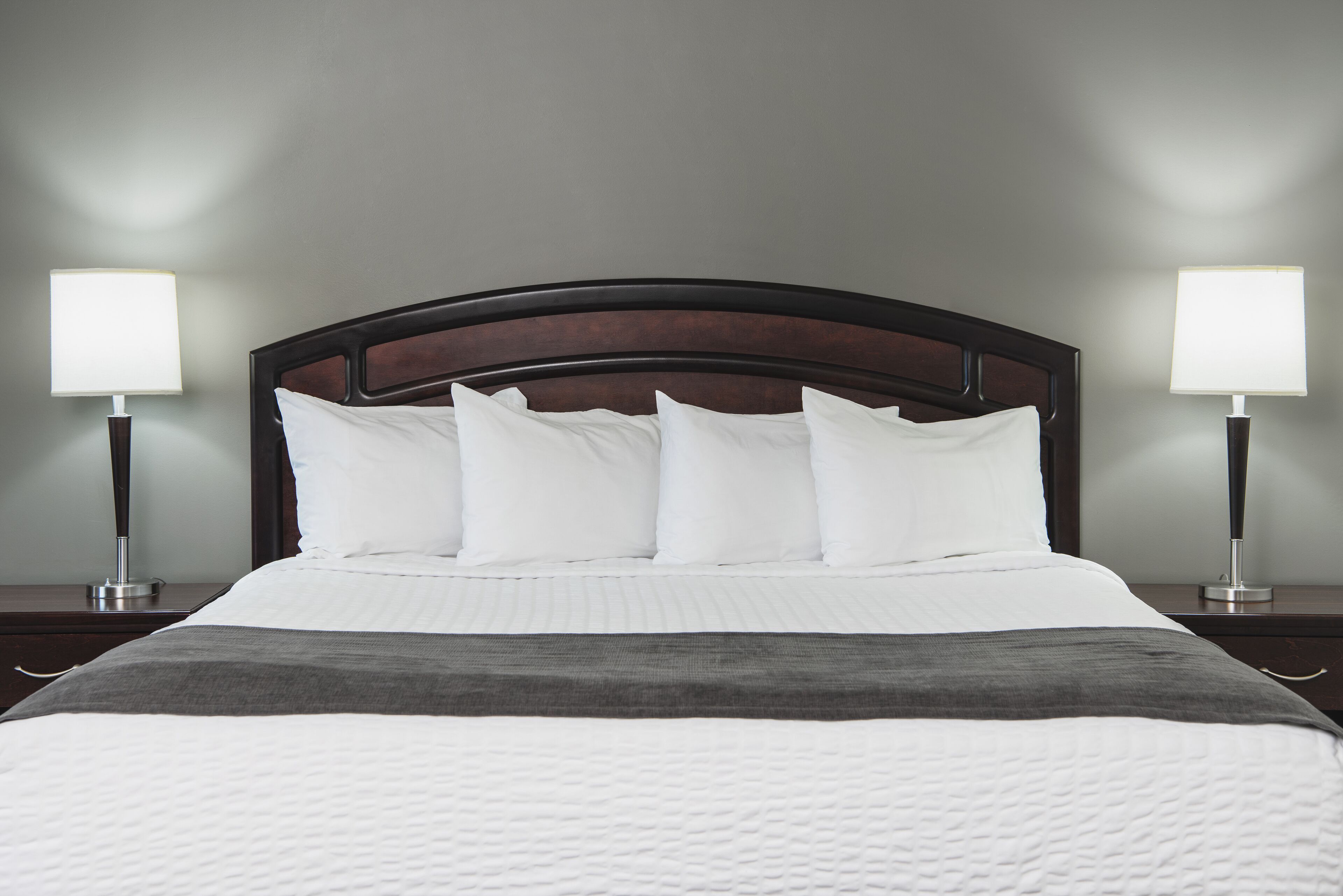 Colchones con pillow-top, escritorio y cortinas blackout 