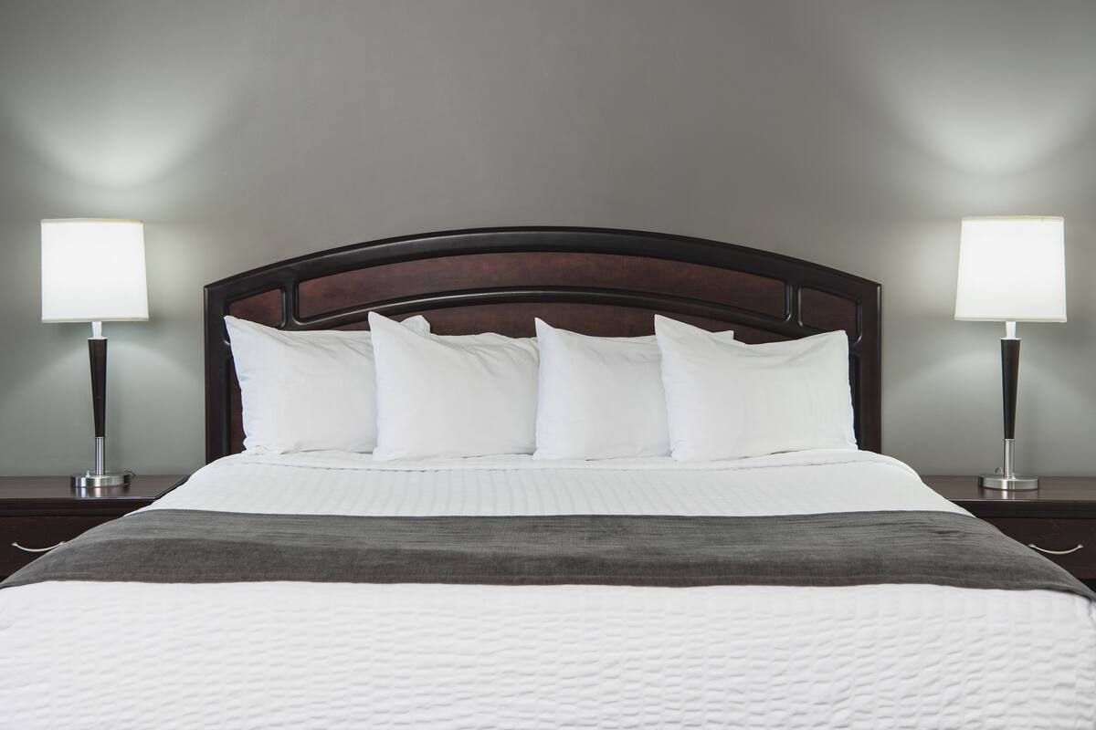 Colchones con pillow-top, escritorio y cortinas blackout