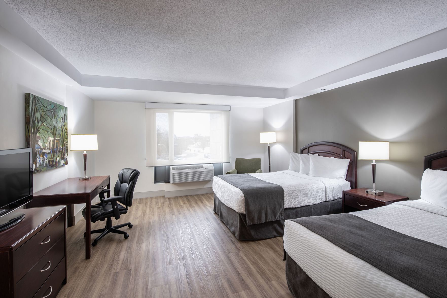 Colchones con pillow-top, escritorio y cortinas blackout 