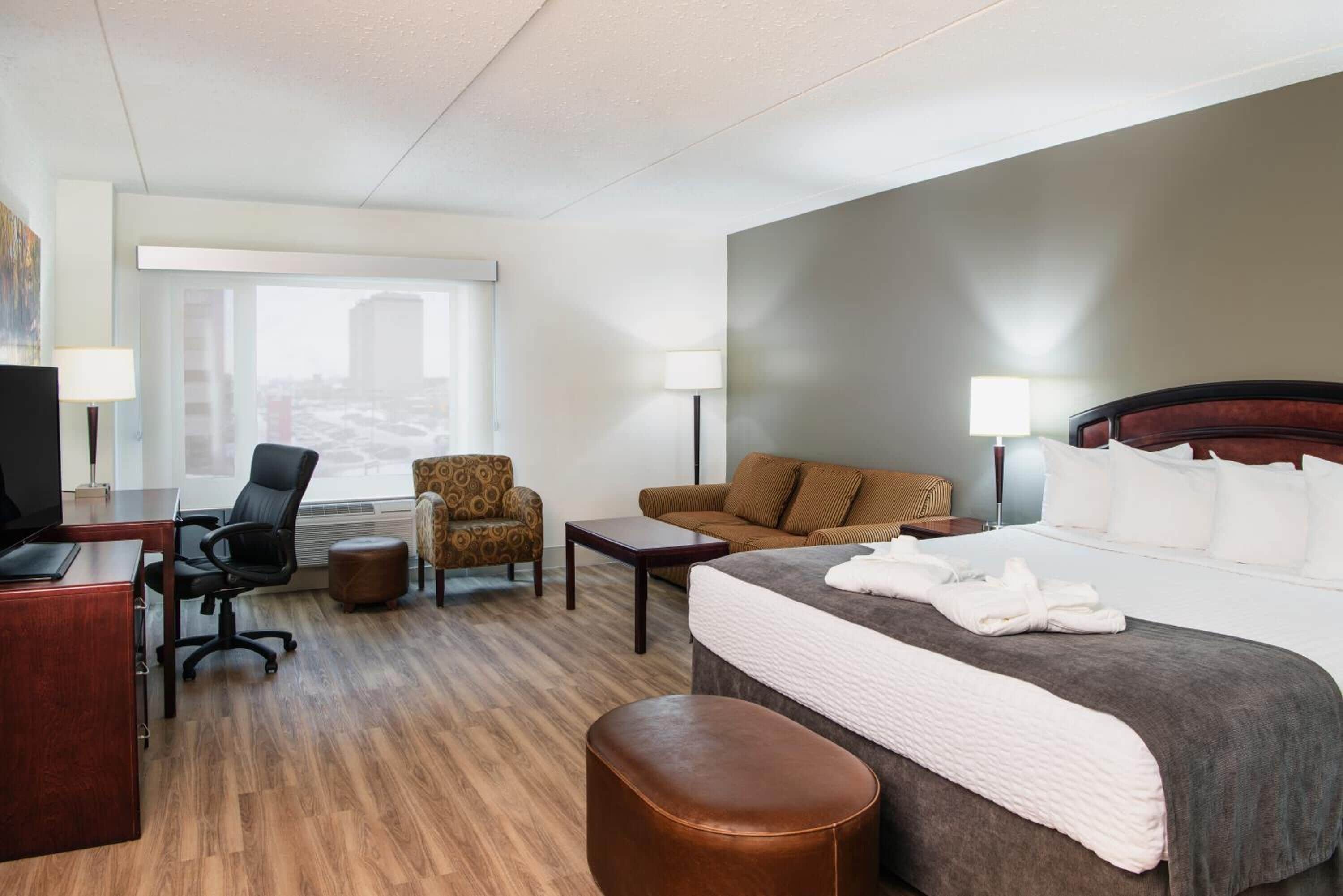 Colchones con acolchado adicional, escritorio, cortinas opacas