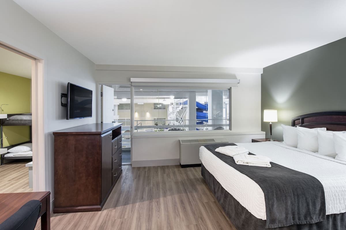 Camas con pillow-top, escritorio y cortinas blackout