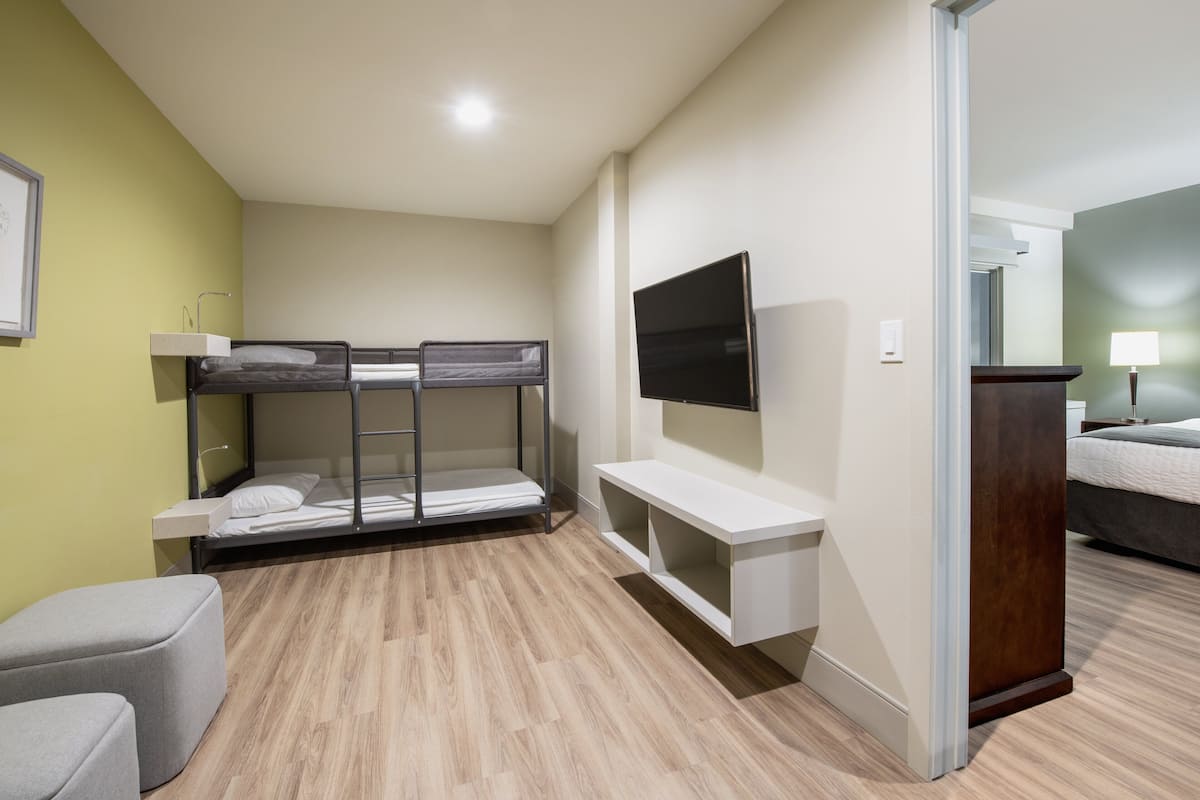 Colchones con pillow-top, escritorio y cortinas blackout