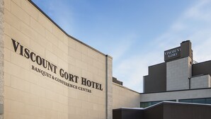 La façade de l’hôtel Viscount Gort, sur laquelle le nom de l’établissement est clairement affiché.