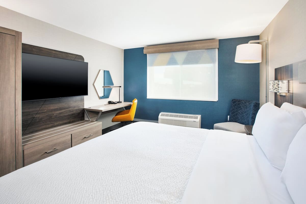 Escritorio, espacio para trabajar con laptop y cortinas blackout