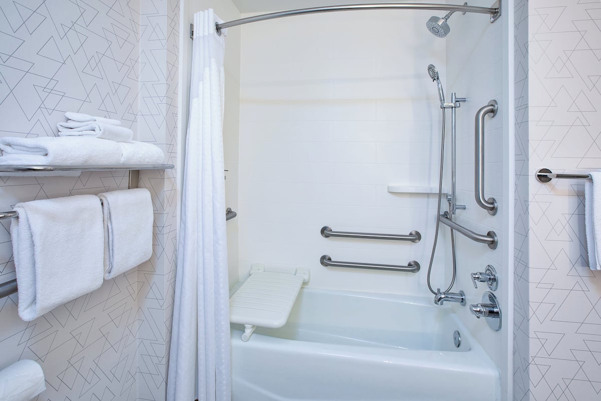 Escritorio, espacio para trabajar con laptop y cortinas blackout