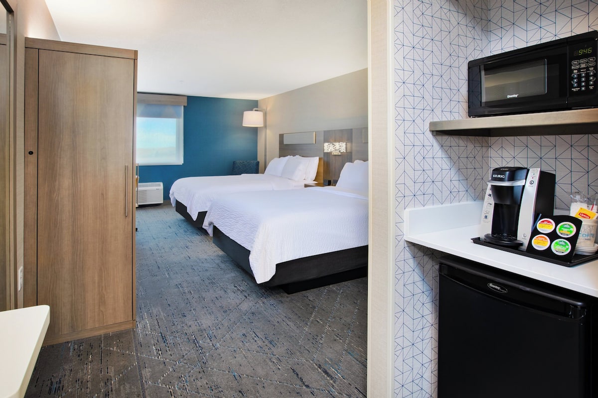 Escritorio, espacio para trabajar con laptop y cortinas blackout