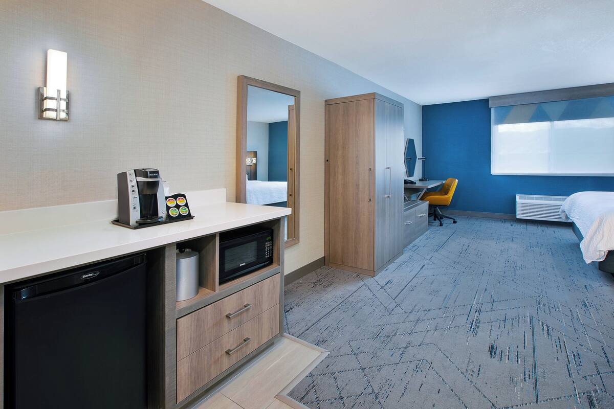 Suite, 1 King Bed, Accessible, Non Smoking (Communications) | Desk, laptop workspace, blackout drapes, iron/ironing board