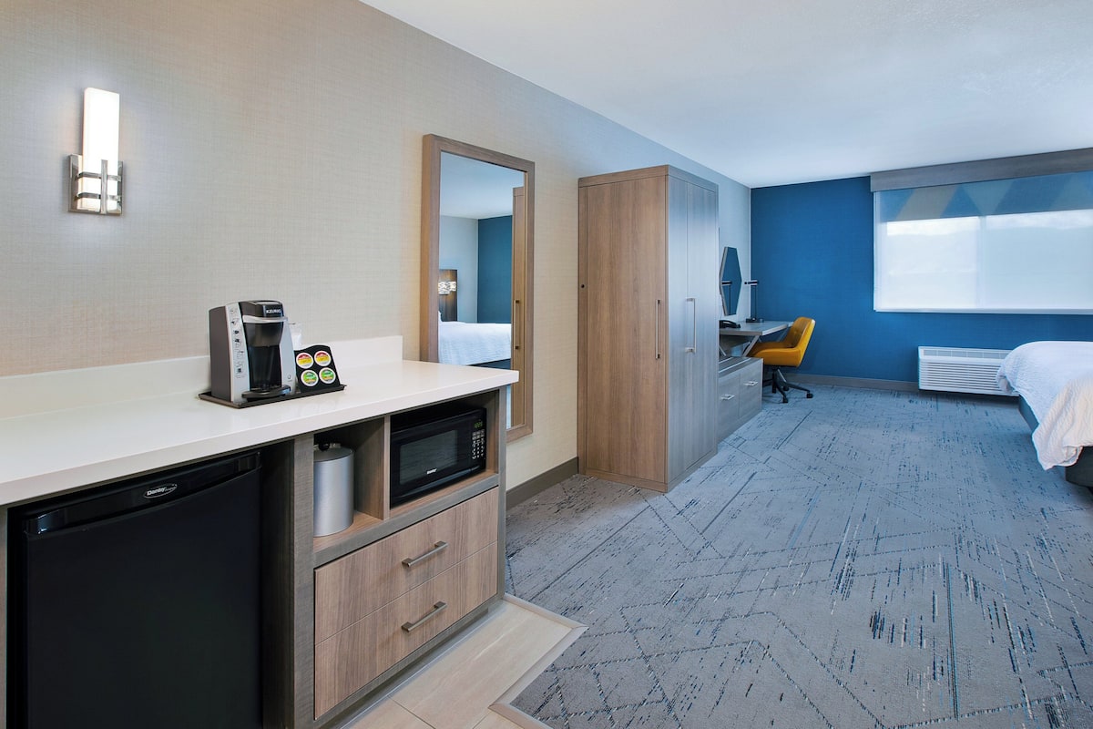 Escritorio, espacio para trabajar con laptop y cortinas blackout