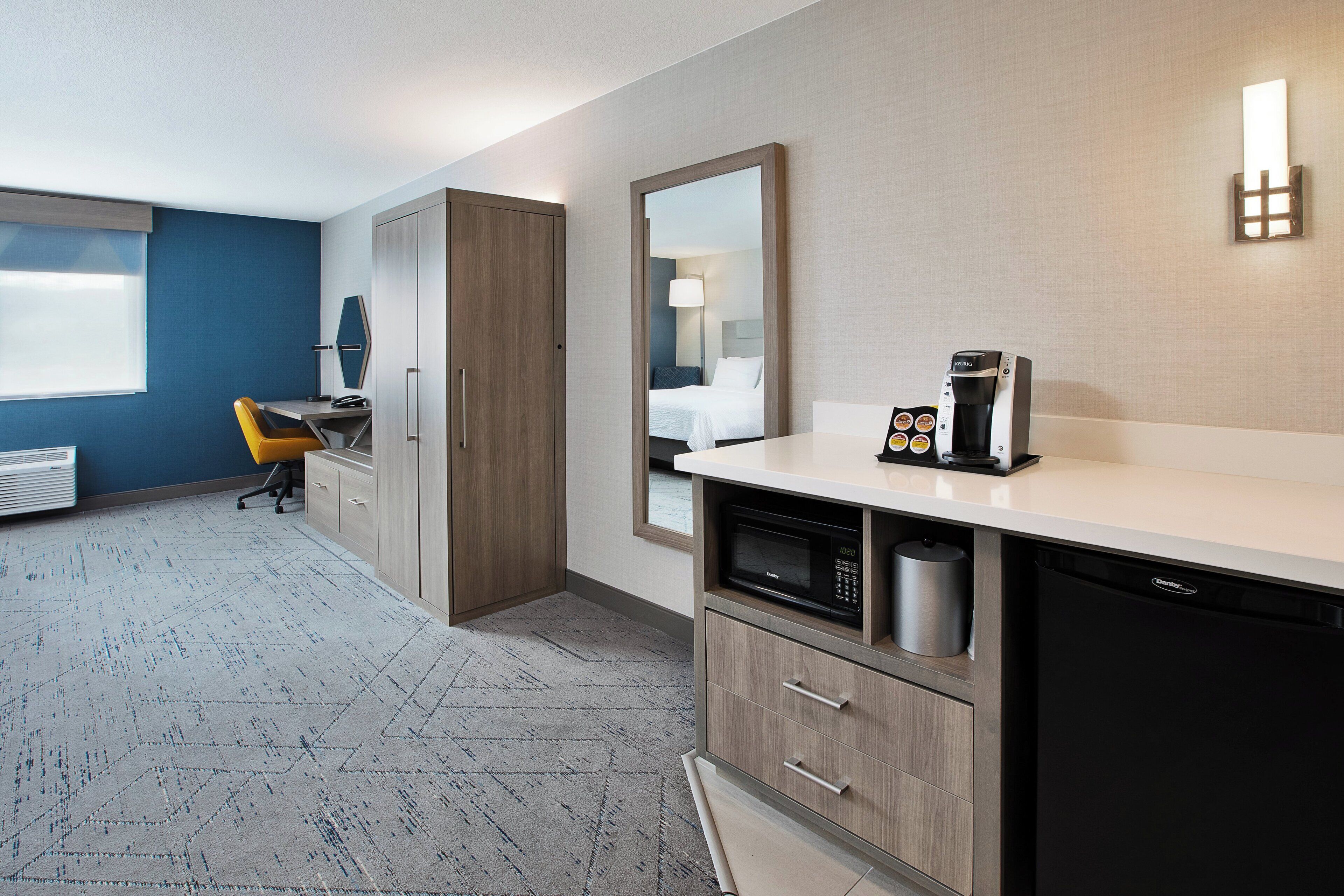 スタンダード ルーム クイーンベッド 2 台 | デスク、ノートパソコン用作業スペース、遮光カーテン、アイロン / アイロン台