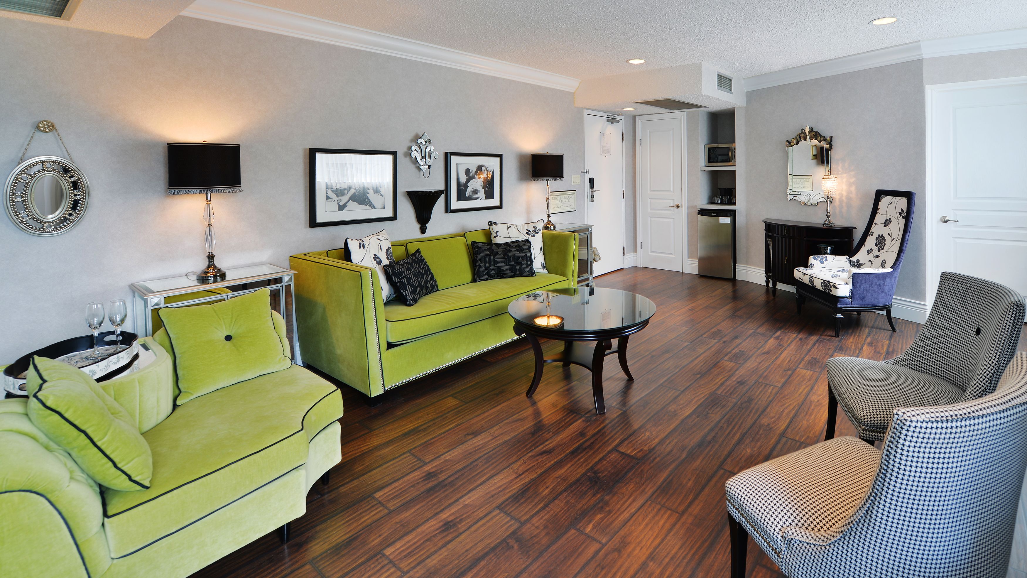 premier suite, 1 bedroom | living area | tv