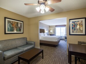 Desk, blackout curtains, iron/ironing board, free cots/infant beds - Holiday Inn Express Gas City by IHG (Gas City)