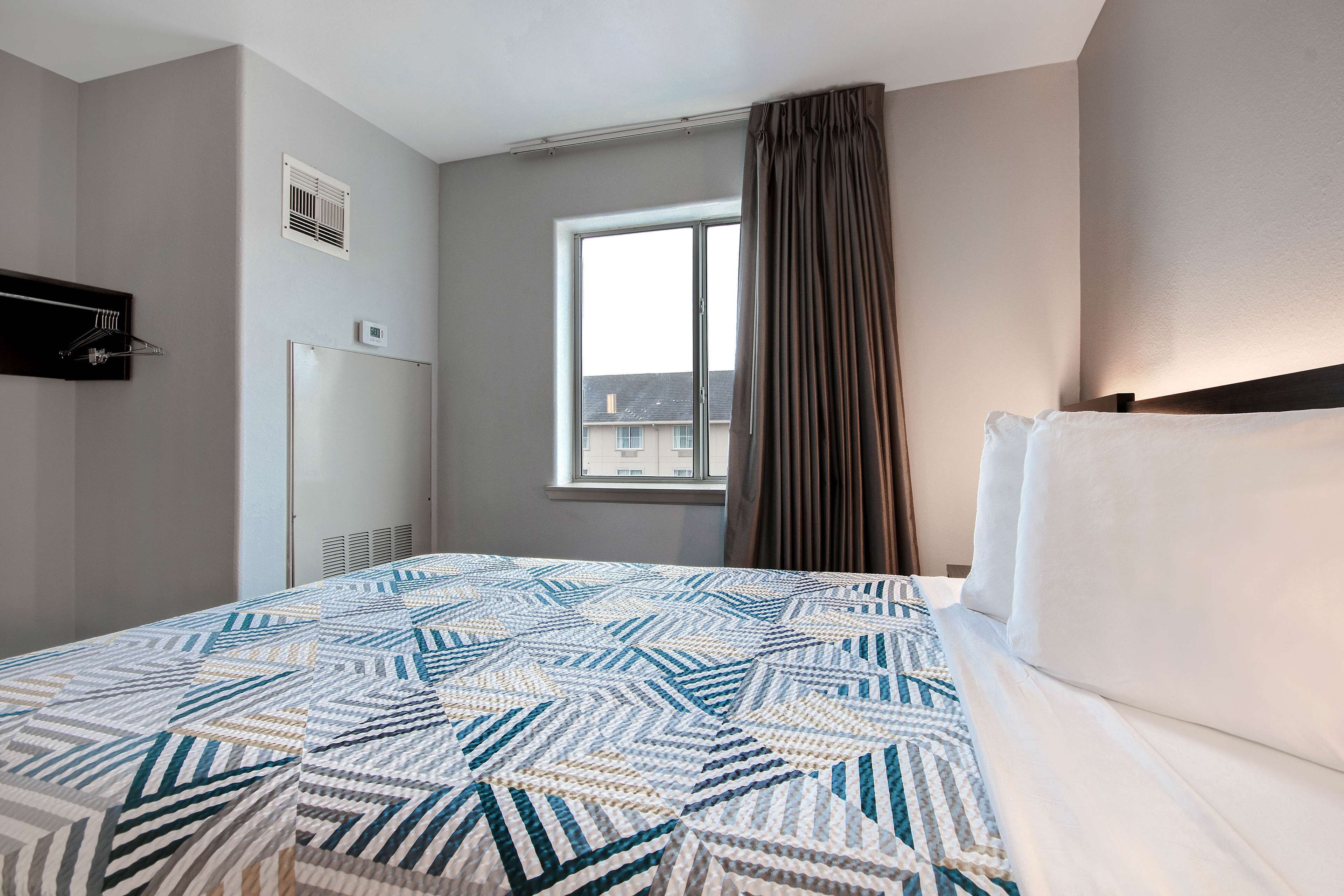 免费 WiFi、床单、闹钟