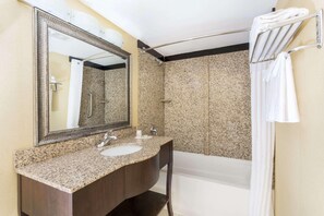 Combined shower/tub, hydromassage showerhead, hair dryer, towels