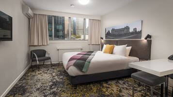 King/Twin Studio | Select Comfort beds, in-room safe, desk, laptop workspace