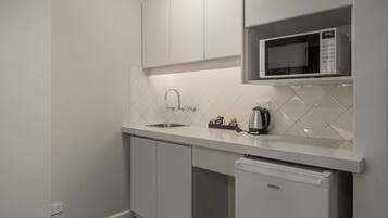 Queen Studio | Private kitchen | Mini-fridge, microwave, coffee/tea maker, electric kettle