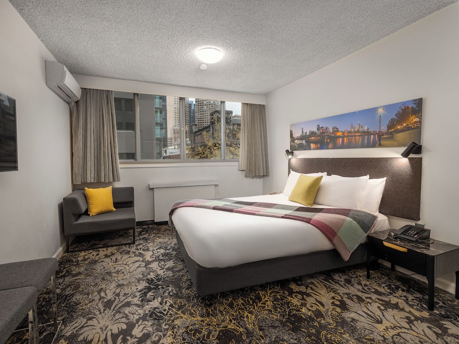 Colchones Select Comfort y caja de seguridad en la habitación