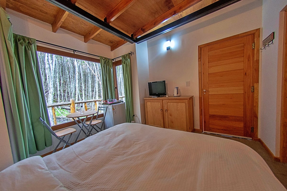 Standard Room, 1 King Bed | 1 bedroom, premium bedding, minibar, in-room safe