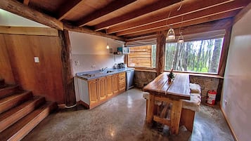 Refrigerador, microondas, cafetera/tetera, utensilios de cocina
