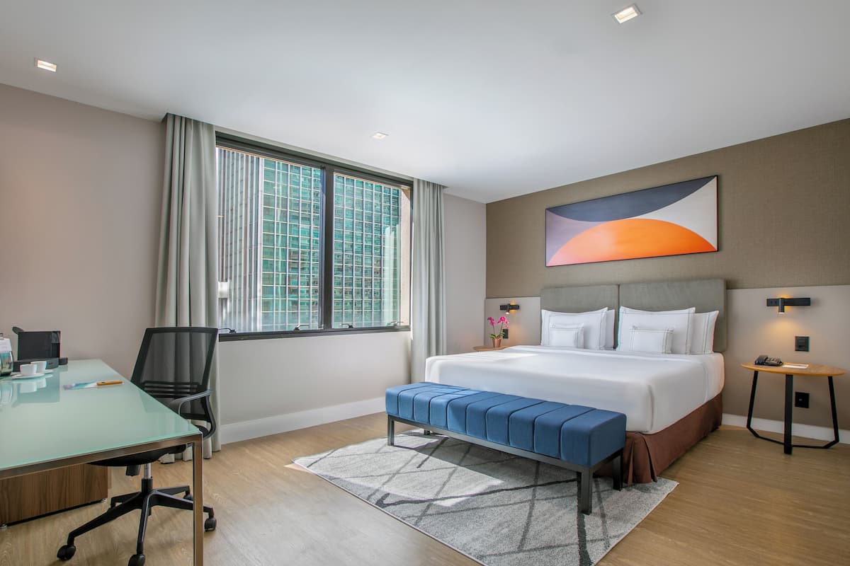 Grand kamer (Premium with views) | 1 slaapkamer, een minibar, een kluis op de kamer