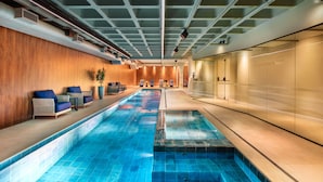 Une piscine intérieure dotée d’espaces de détente et d’un design moderne.
