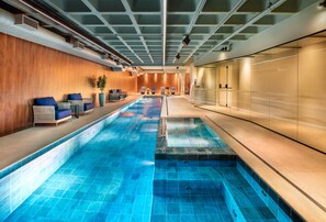 Alberca techada y camastros