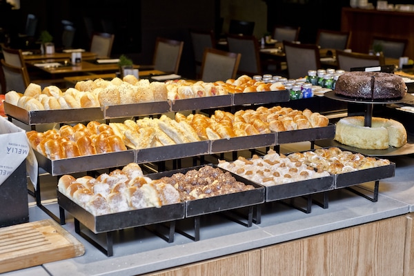 Daily buffet breakfast (BRL 88 per person)