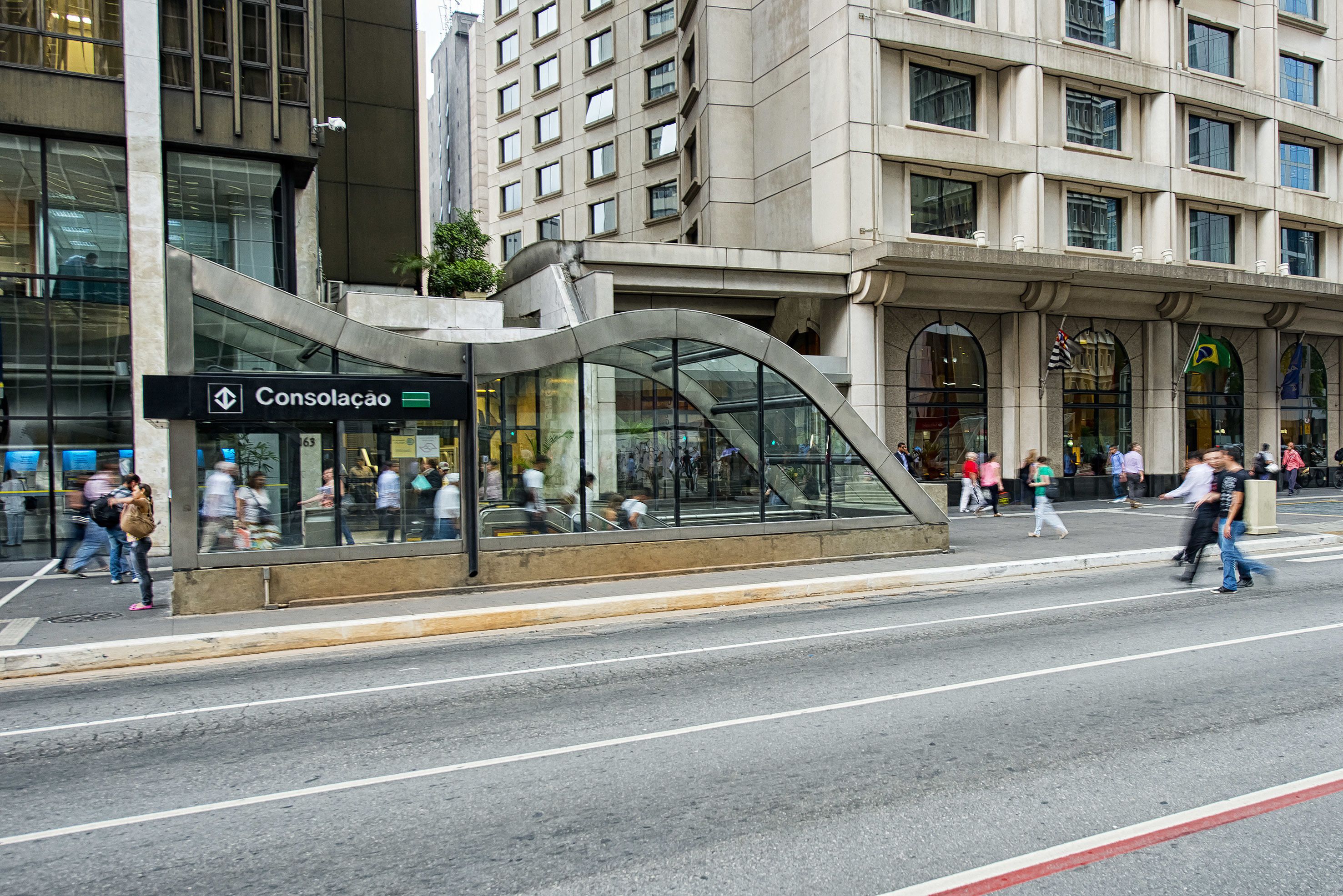 Un edificio moderno con entrada de vidrio y un letrero que dice 