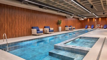 Piscina interna, espreguiçadeiras