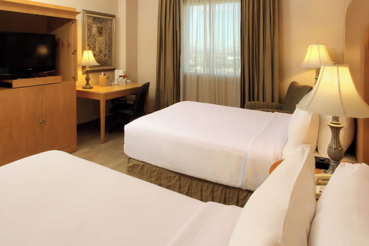 Quarto standard, 2 camas de casal, acesso ao Club Lounge | Roupas de cama premium, edredons de pluma, cofres nos quartos