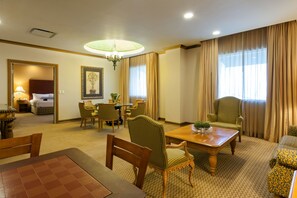 Suite (Primary) | Premium bedding, down duvets, in-room safe, desk - Crowne Plaza Torreon by IHG (Torreón)