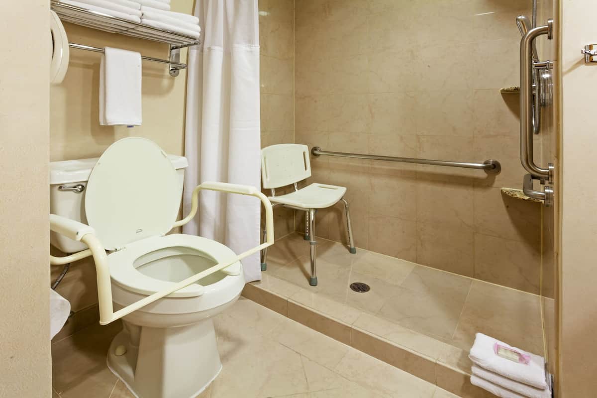 Chambre Standard, 1 trÚs grand lit, accessible aux personnes à mobilité réduite | Literie de qualité, couette en duvet