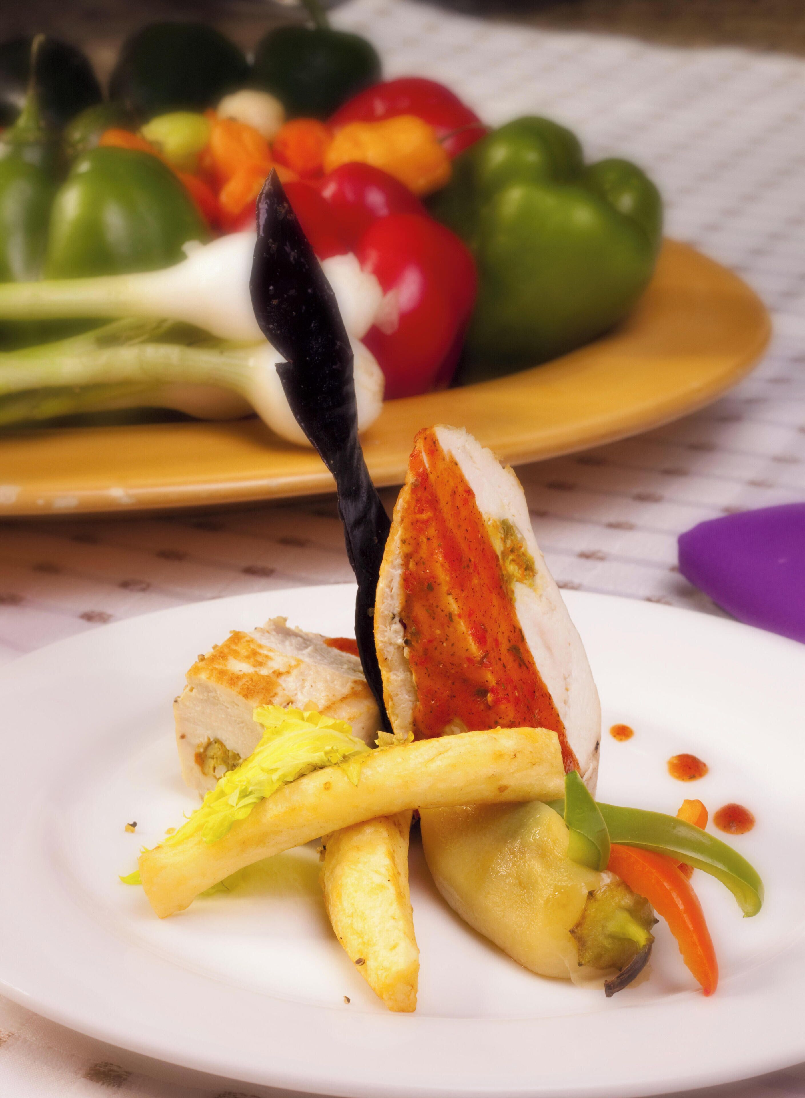 Un plato de comida con verduras y un trozo de carne.