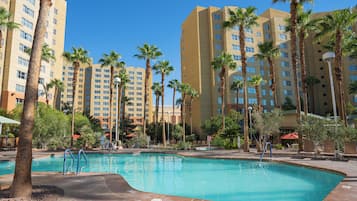 5 piscines extérieures, parasols de plage, chaises longues