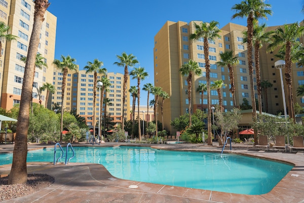 5 室外游泳池,08:00 至 22:00 开放,池畔遮阳伞,日光浴躺椅