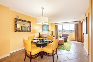 Deluxe Room | Dining room