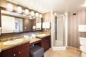 Family Süit, 2 Yatak Odası | Banyo | Ücretsiz banyo/kozmetik ürünleri, saç kurutma makinesi, havlu 