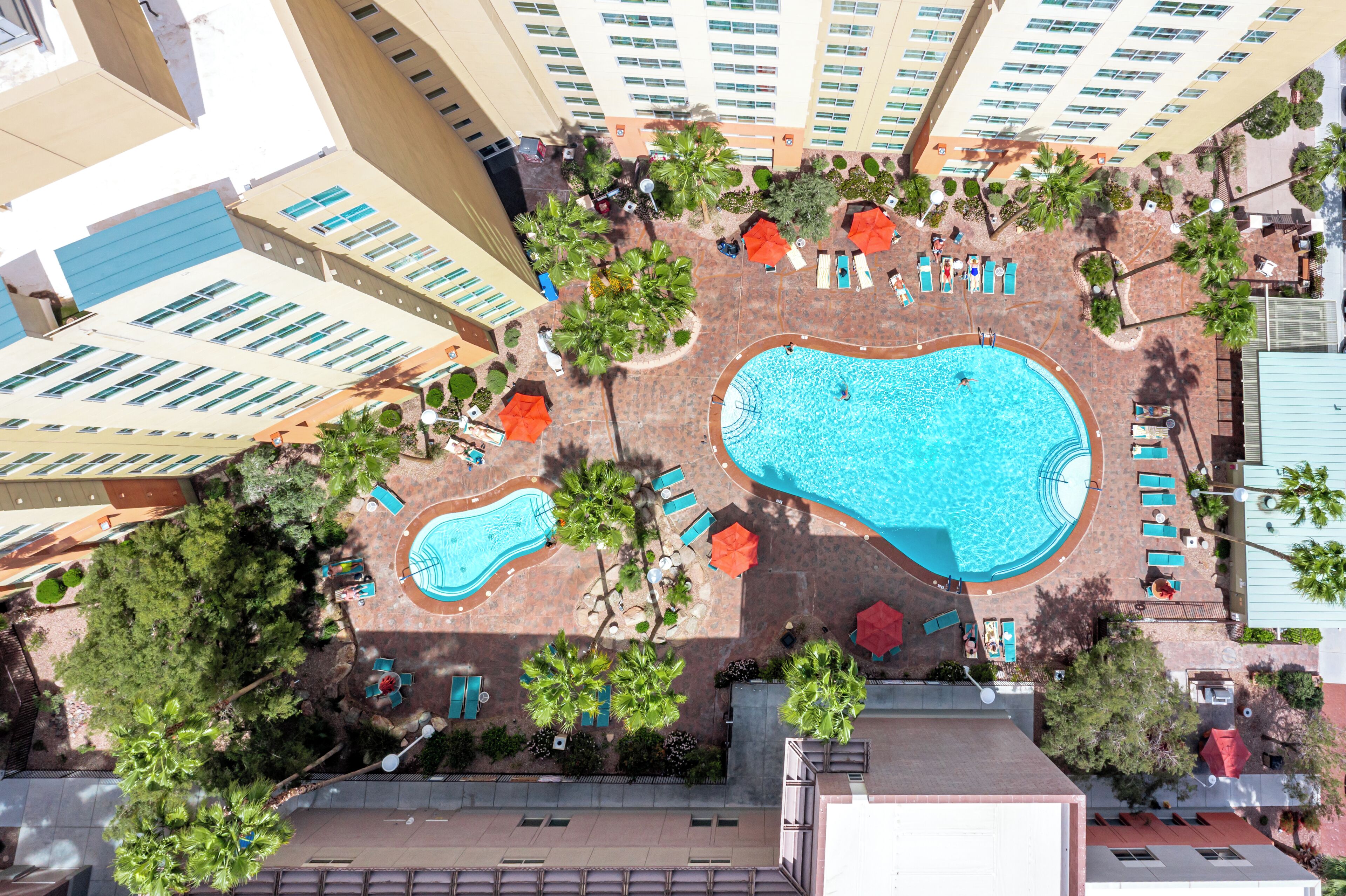 5 個室外泳池；08:00 至 22:00 開放；泳池傘、躺椅