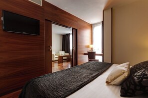 Minibar, in-room safe, desk, laptop workspace - Acevi Villarroel (Barcelona)