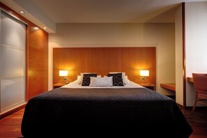 Quarto Duplo Superior | Minibar, két bảo mật tại phòng, bàn 